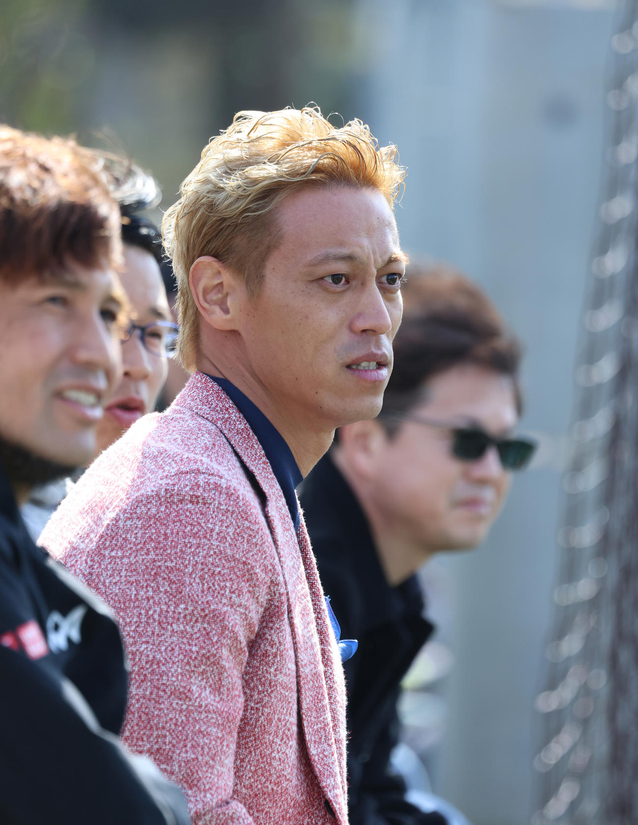 自身が発起人のチームEDO ALL UNITEDの試合を観戦する本田圭佑（撮影・中島郁夫）
