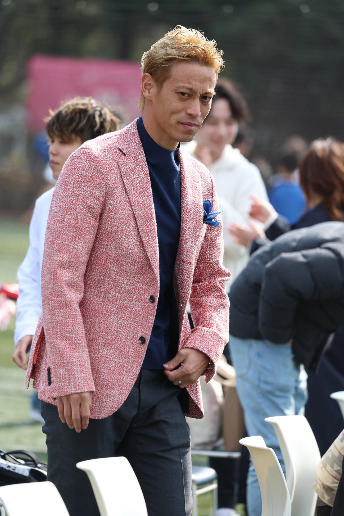 自身が発起人のチームEDO ALL UNITEDの試合を観戦する本田圭佑（撮影・中島郁夫）