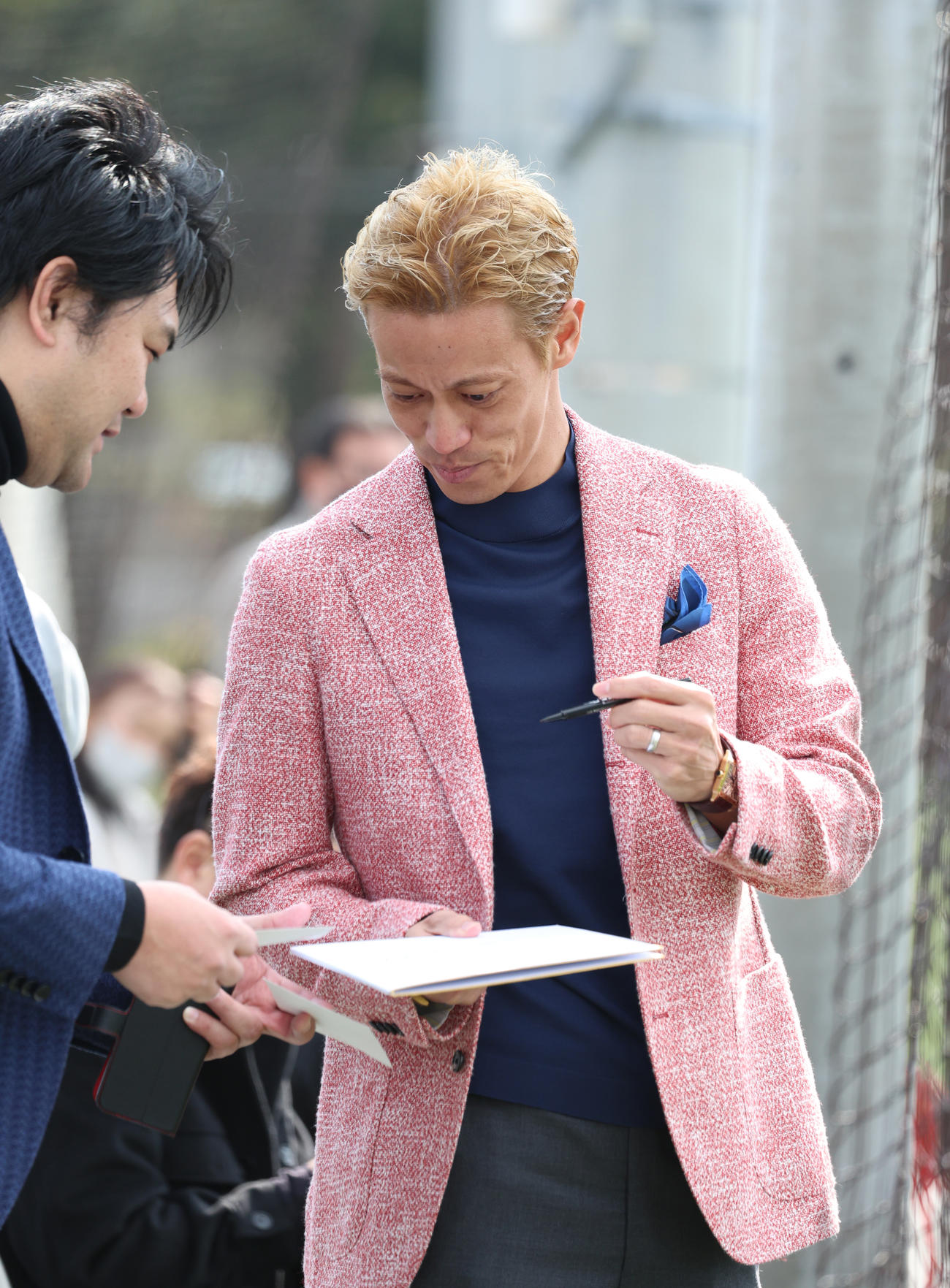 サインの求めに応じる本田圭佑（撮影・中島郁夫）