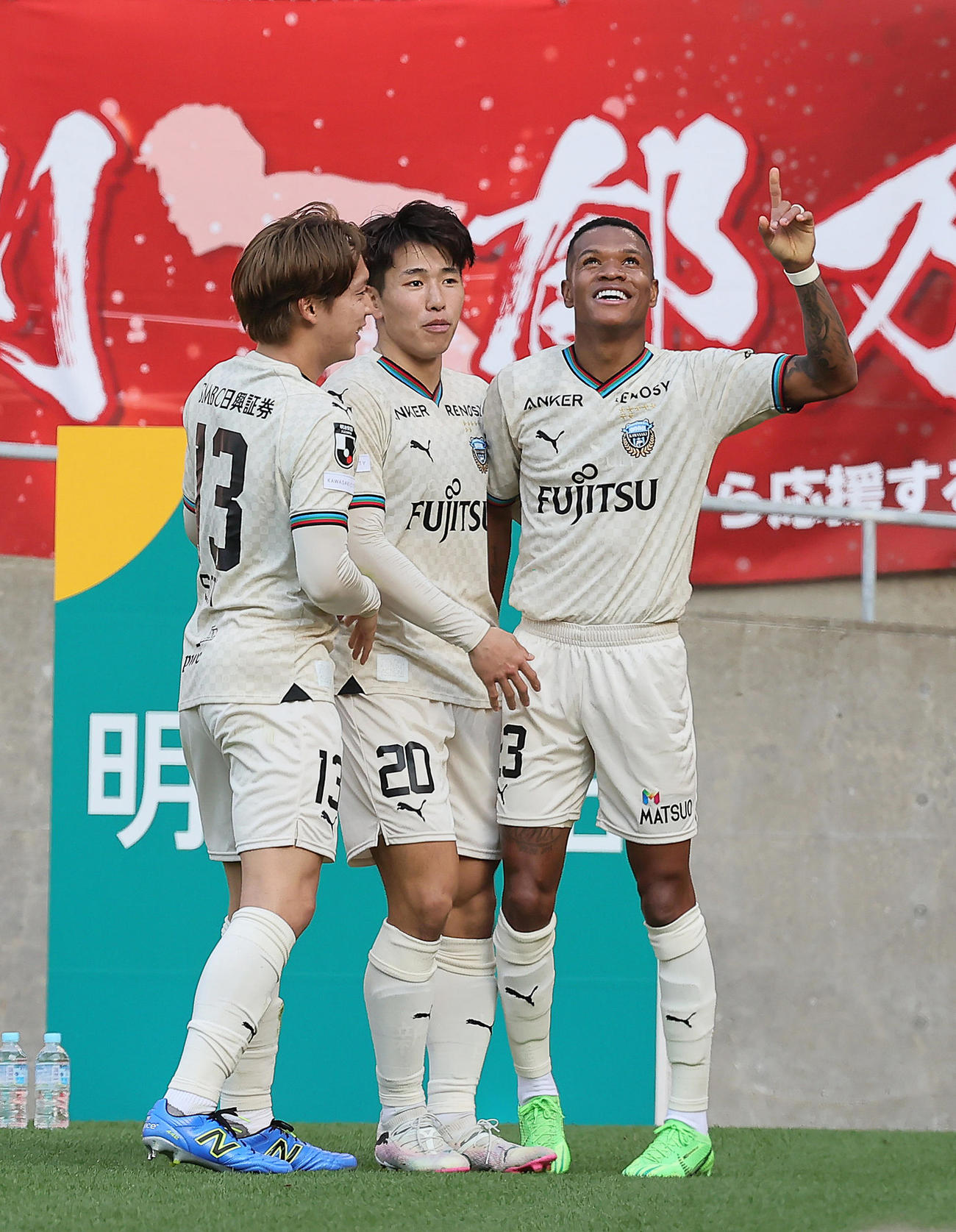 鹿島対川崎F　前半、ゴールを決め喜ぶ川崎Fマルシーニョ（右）（撮影・足立雅史）