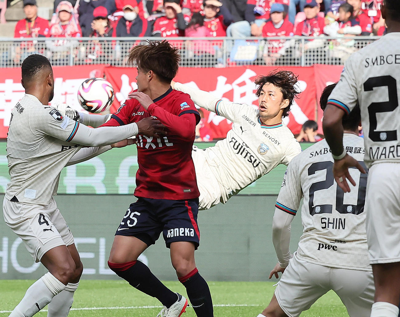 鹿島対川崎F　前半、ジャンピングボレーでゴールを狙う川崎F家長（撮影・足立雅史）