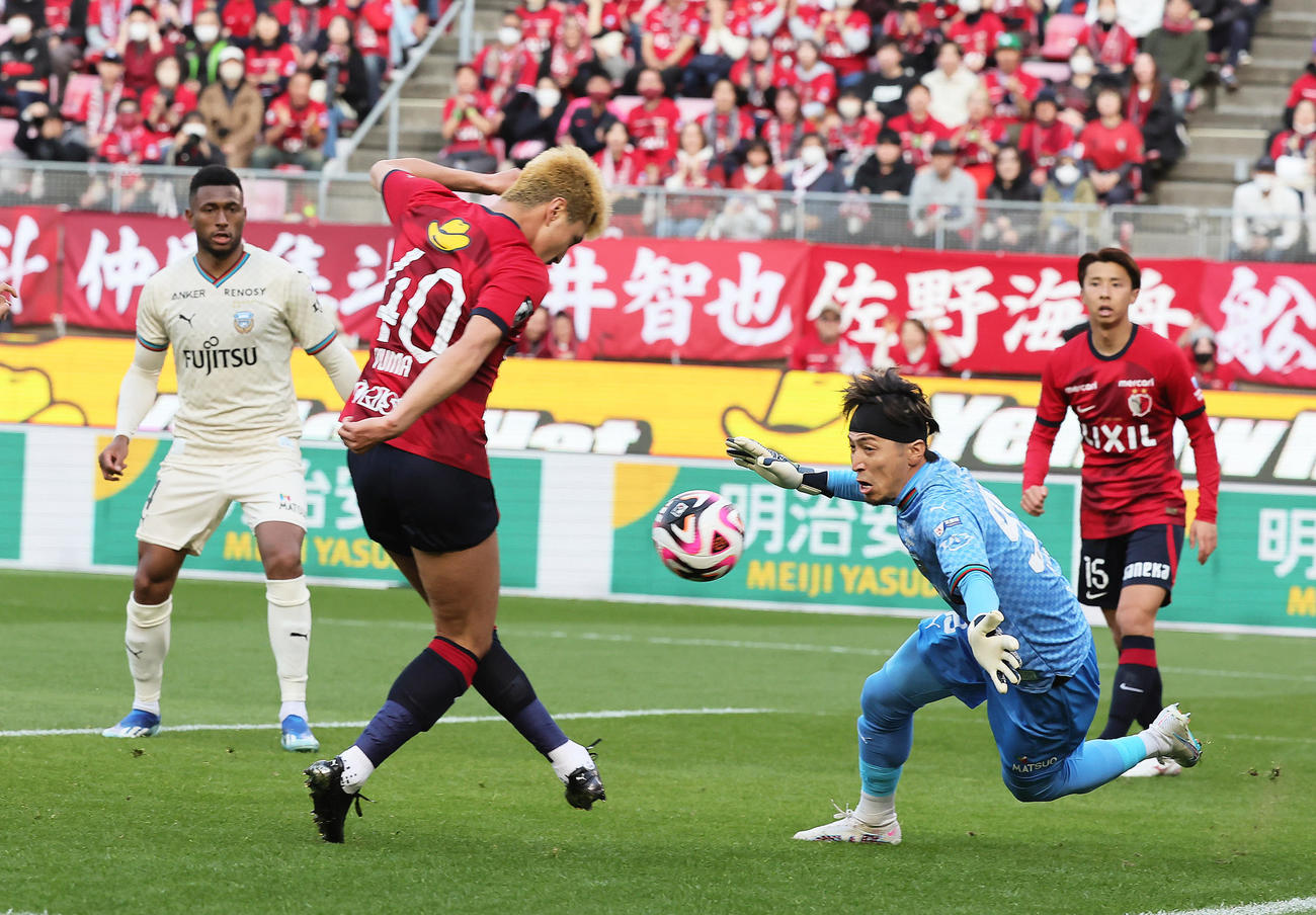 鹿島対川崎F　後半、ゴールを決める鹿島鈴木（左）。川崎F・GK上福元（撮影・足立雅史）