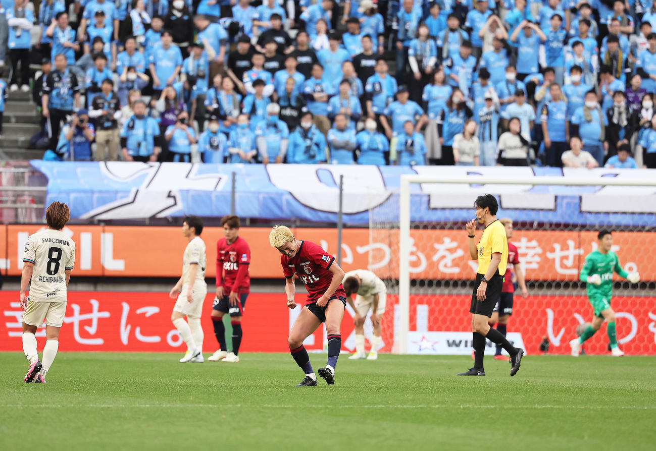 鹿島対川崎F　川崎Fに勝利し、ガッツポーズする鹿島鈴木（中央）（撮影・足立雅史）