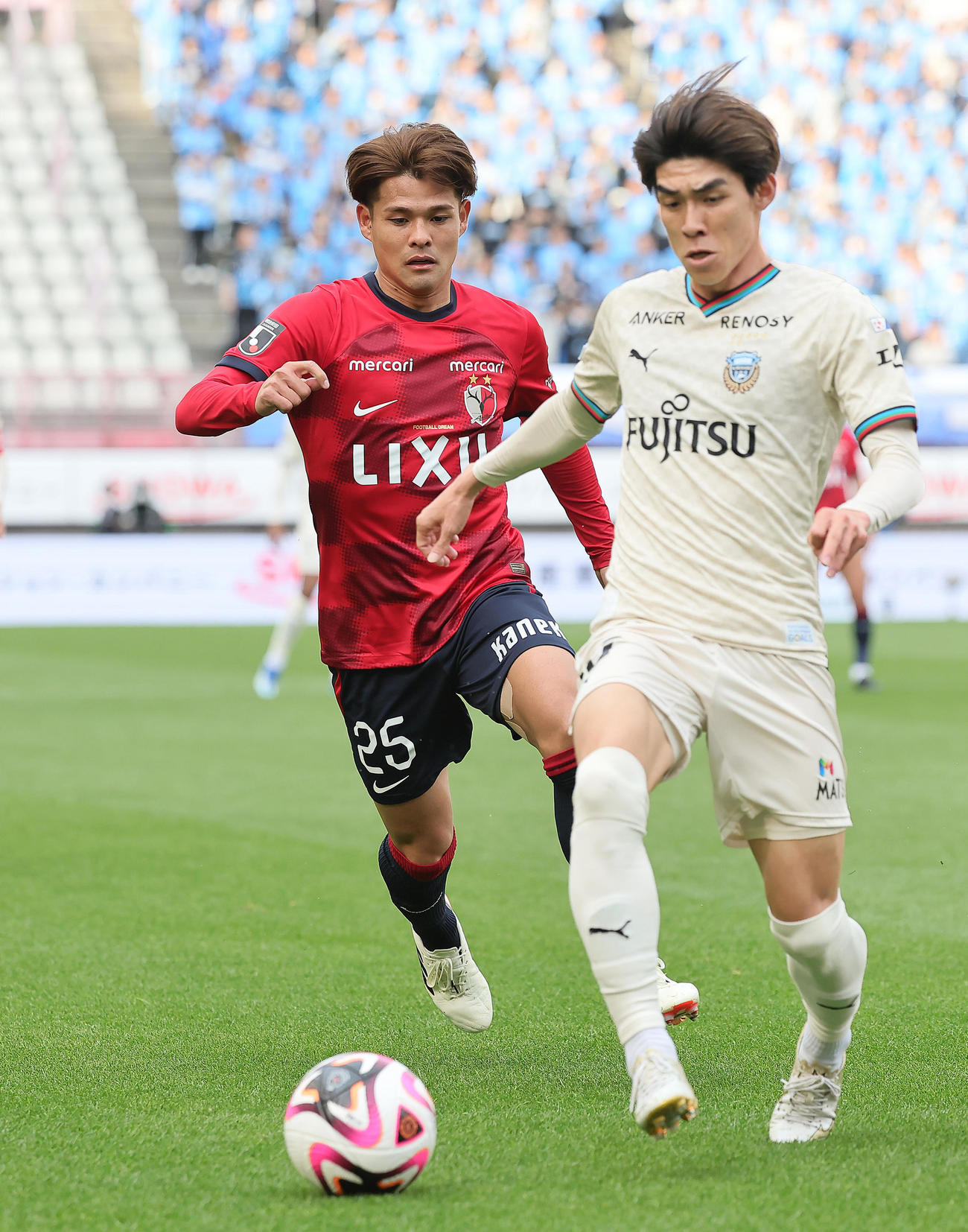 鹿島対川崎F　前半、プレスをかける鹿島佐野（左）（撮影・足立雅史）