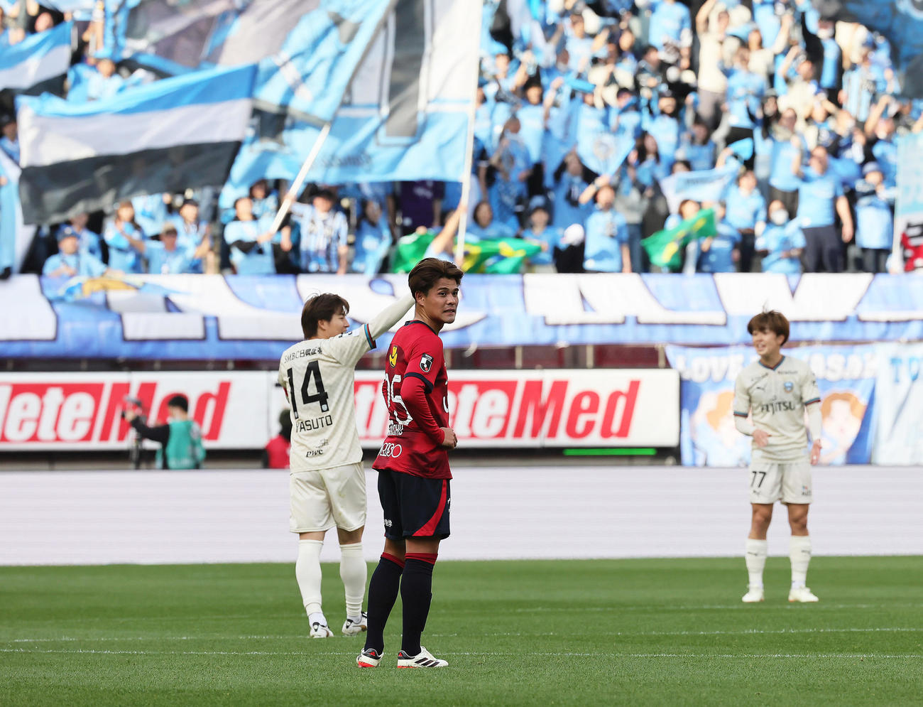 鹿島対川崎F　前半、川崎Fに先制を許し渋い顔を見せる鹿島佐野（中央）（撮影・足立雅史）