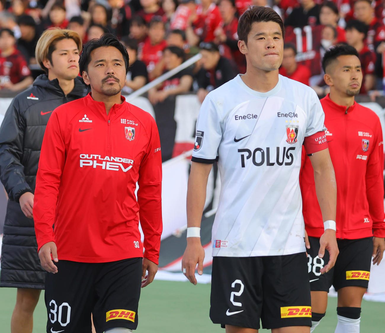 湘南対浦和　4－4の引き分けに終わり引き揚げる浦和興梠（左）と酒井（撮影・野上伸悟）