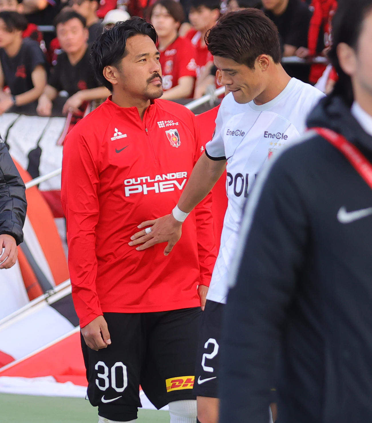湘南対浦和　試合後に酒井（右）にねぎらわれる浦和興梠（撮影・野上伸悟）