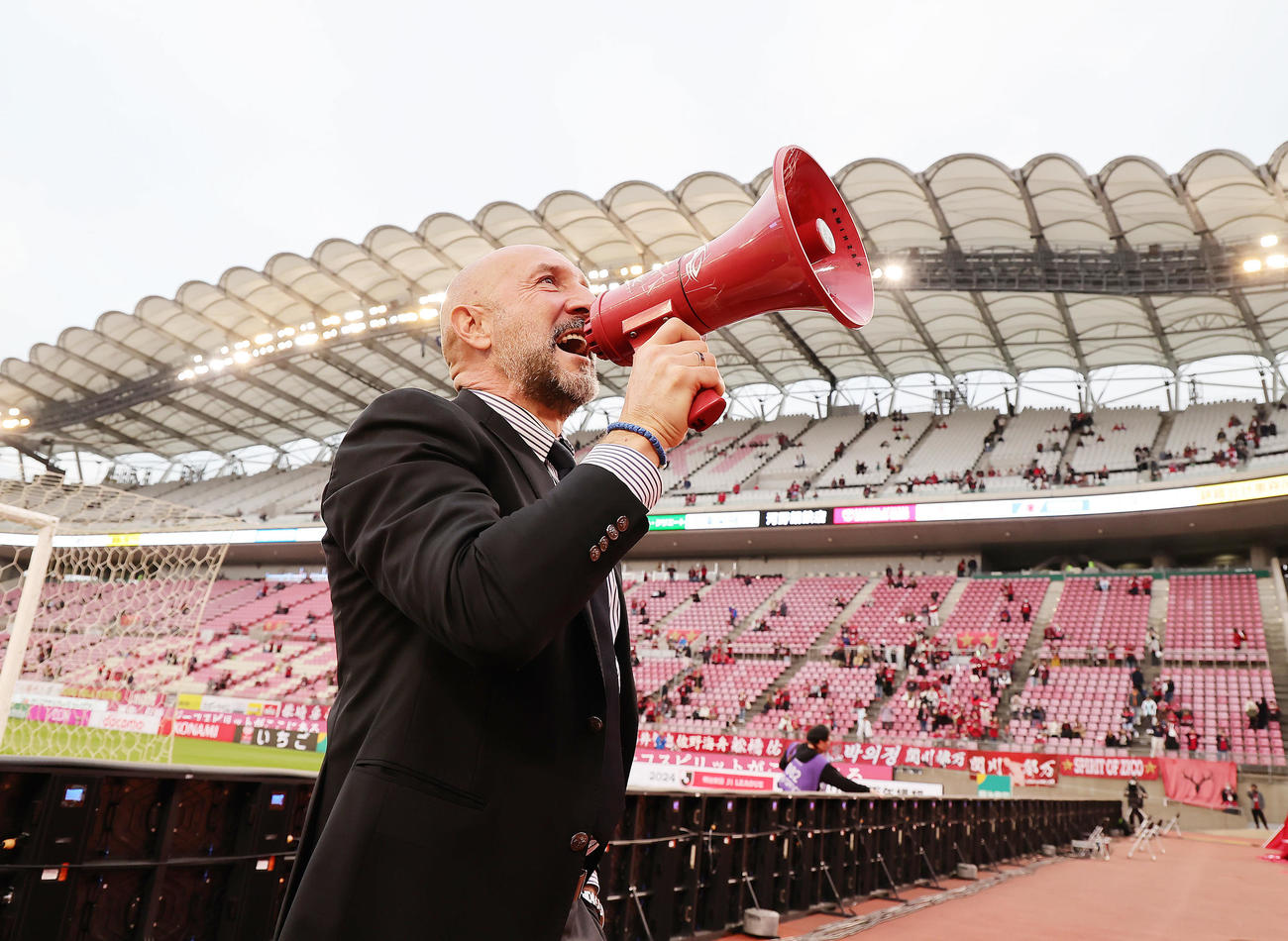 鹿島対川崎F　川崎Fに勝利し、サポーターにあいさつする鹿島のポポヴィッチ監督（撮影・足立雅史）