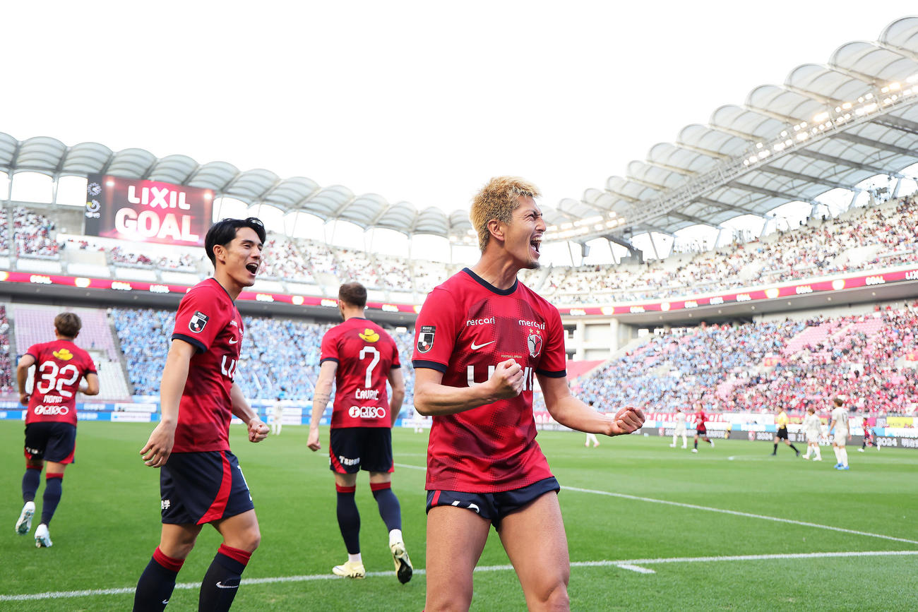 鹿島対川崎F　後半、ゴールを決めガッツポーズする鹿島鈴木（撮影・足立雅史）