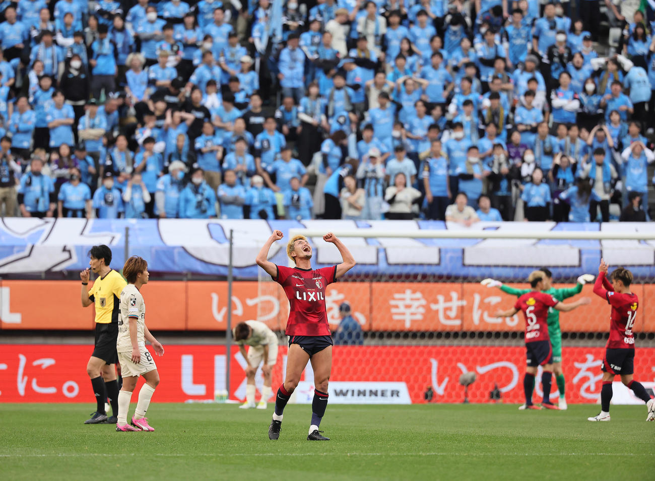 鹿島対川崎F　川崎Fに勝利し、ガッツポーズする鹿島鈴木（中央）（撮影・足立雅史）