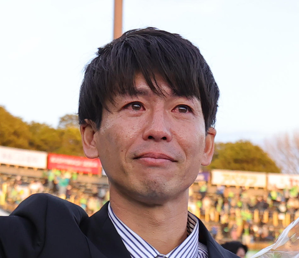 湘南対浦和　試合後に引退セレモニーを行い、サポーターに手を振る元湘南、磐田、鹿島の山本脩斗氏（撮影・野上伸悟）