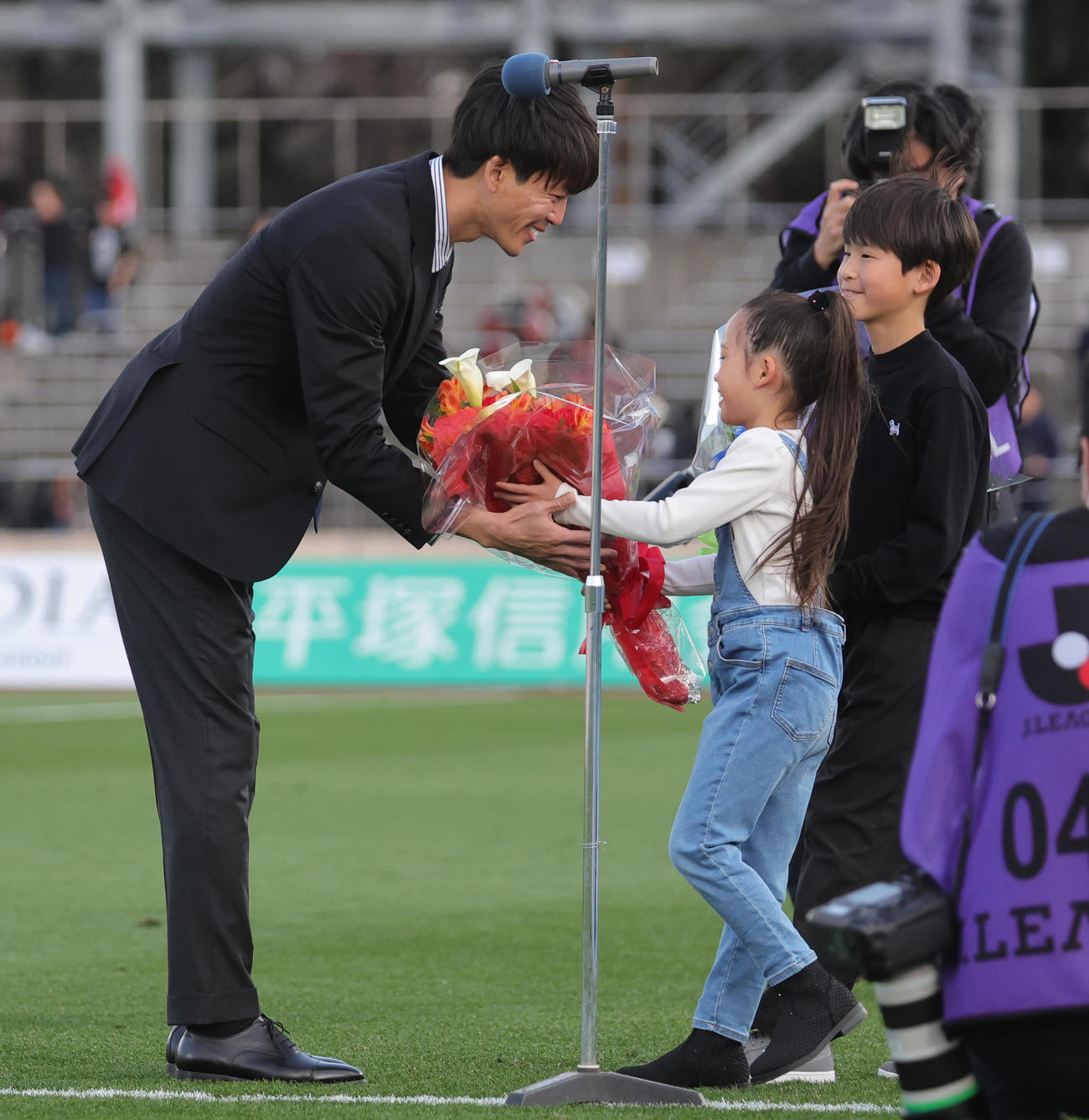 湘南対浦和　試合後に引退セレモニーを行い、家族から花束をもらう元湘南、磐田、鹿島の山本脩斗氏（撮影・野上伸悟）