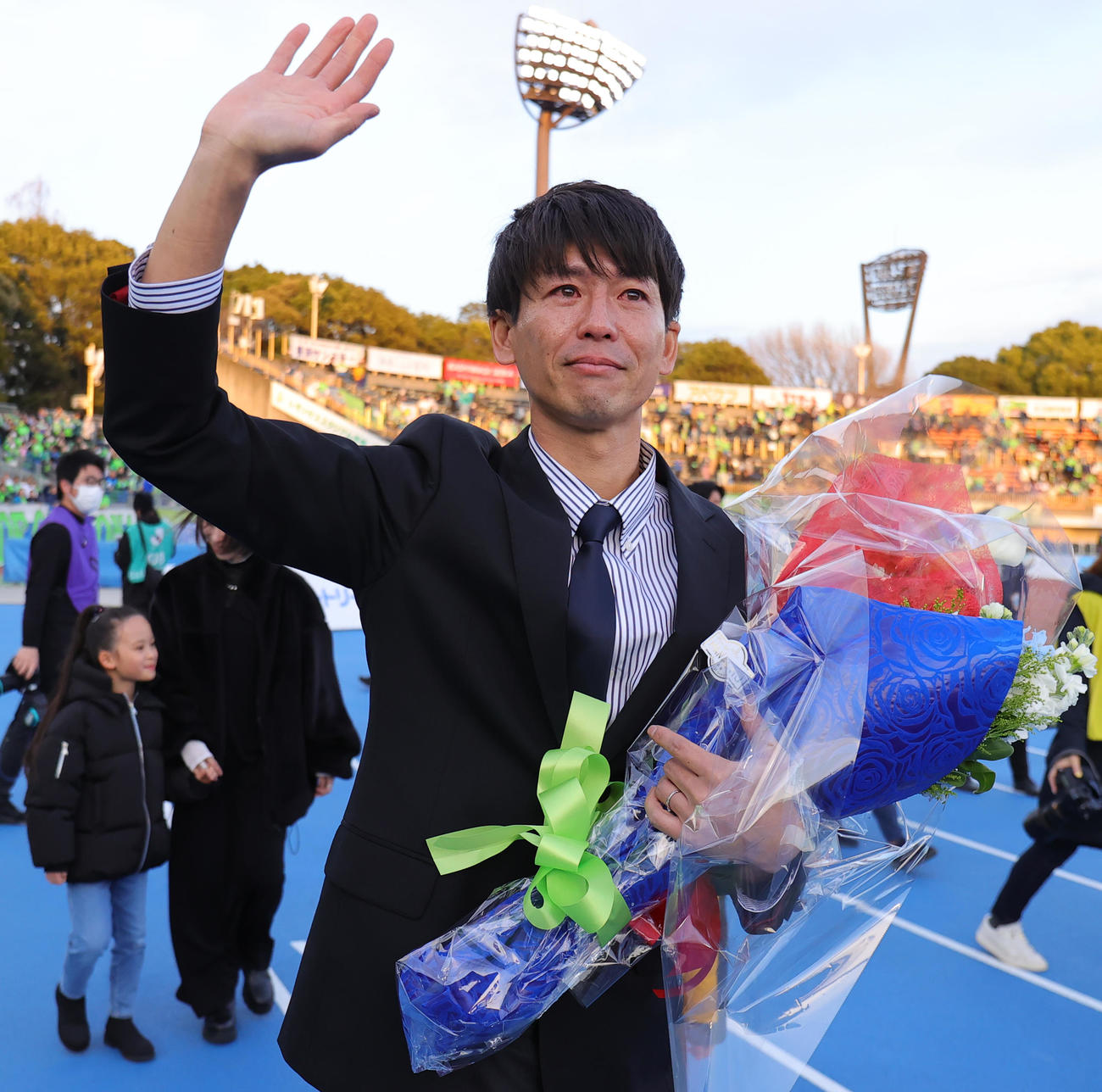 湘南対浦和　試合後に引退セレモニーを行い、サポーターに手を振る元湘南、磐田、鹿島の山本脩斗氏（撮影・野上伸悟）