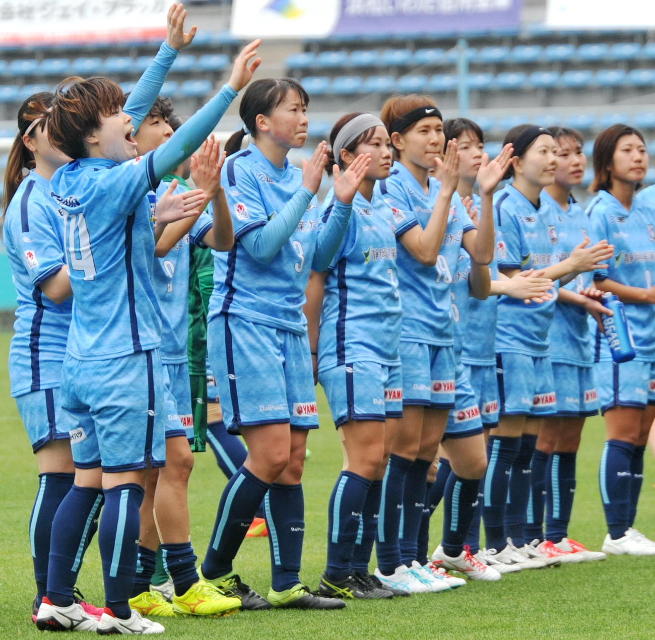 試合後、観客の声援に応える静岡SSUボニータの選手たち　