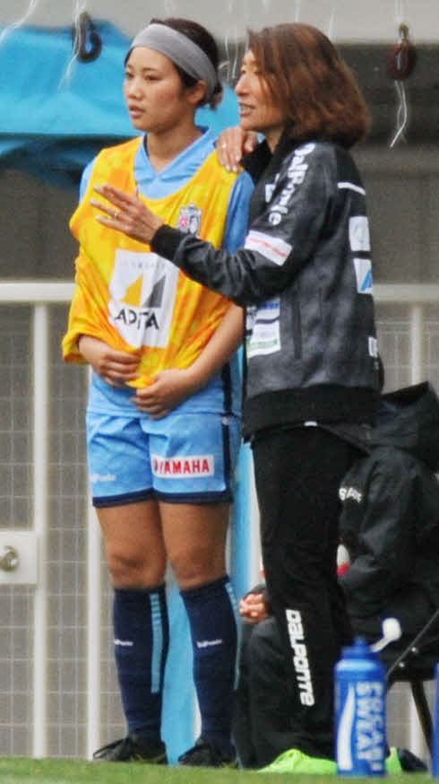 選手に指示を送る本田監督（右）　
