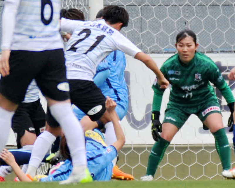 開幕初スタメンで堅守を見せたGK安間（右）