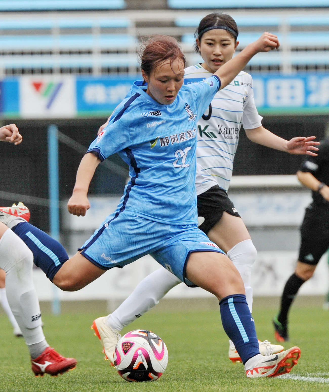 2季連続で開幕ゴールを決めた静岡SSUボニータFW山本（手前）