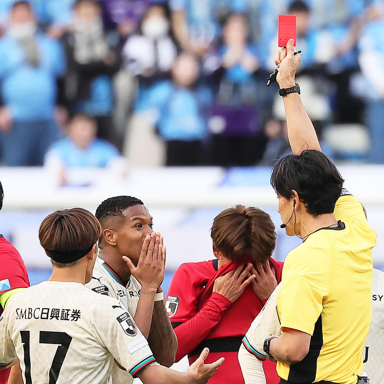 鹿島対川崎F　後半、2度目の警告で退場となる川崎Fマルシーニョ（中央左）（撮影・足立雅史）