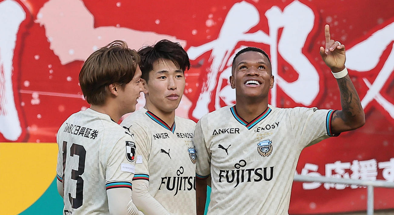 鹿島対川崎F　前半、ゴールを決め喜ぶ川崎Fマルシーニョ（右）（撮影・足立雅史）
