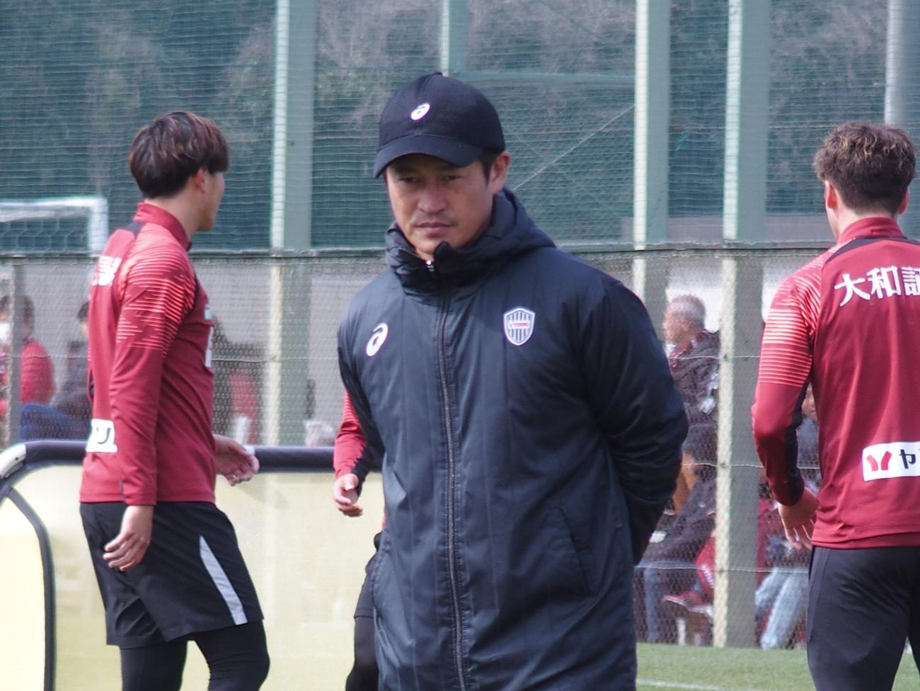 選手の動きを見る神戸・吉田孝行監督（撮影・永田淳）