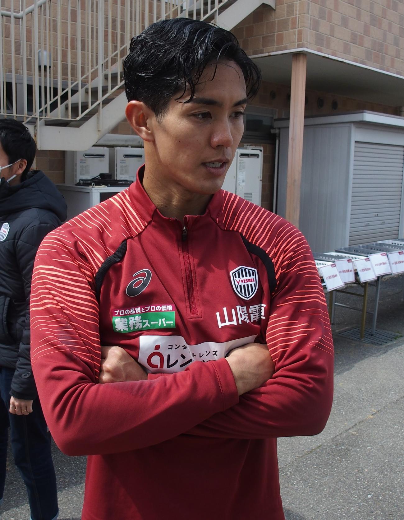 取材に応じる神戸FW武藤嘉紀（撮影・永田淳）