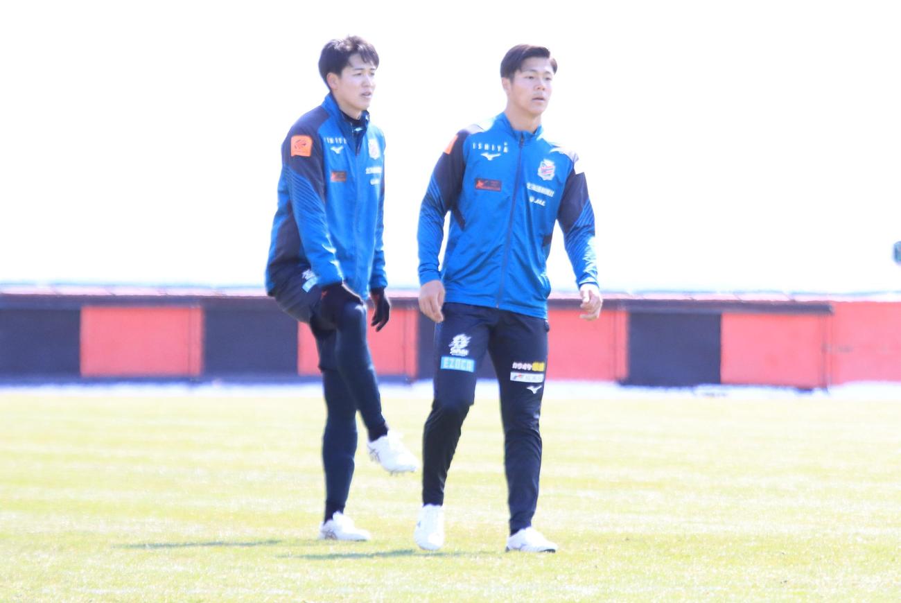 全体練習に完全合流した札幌高尾（左）と出間（撮影・保坂果那）