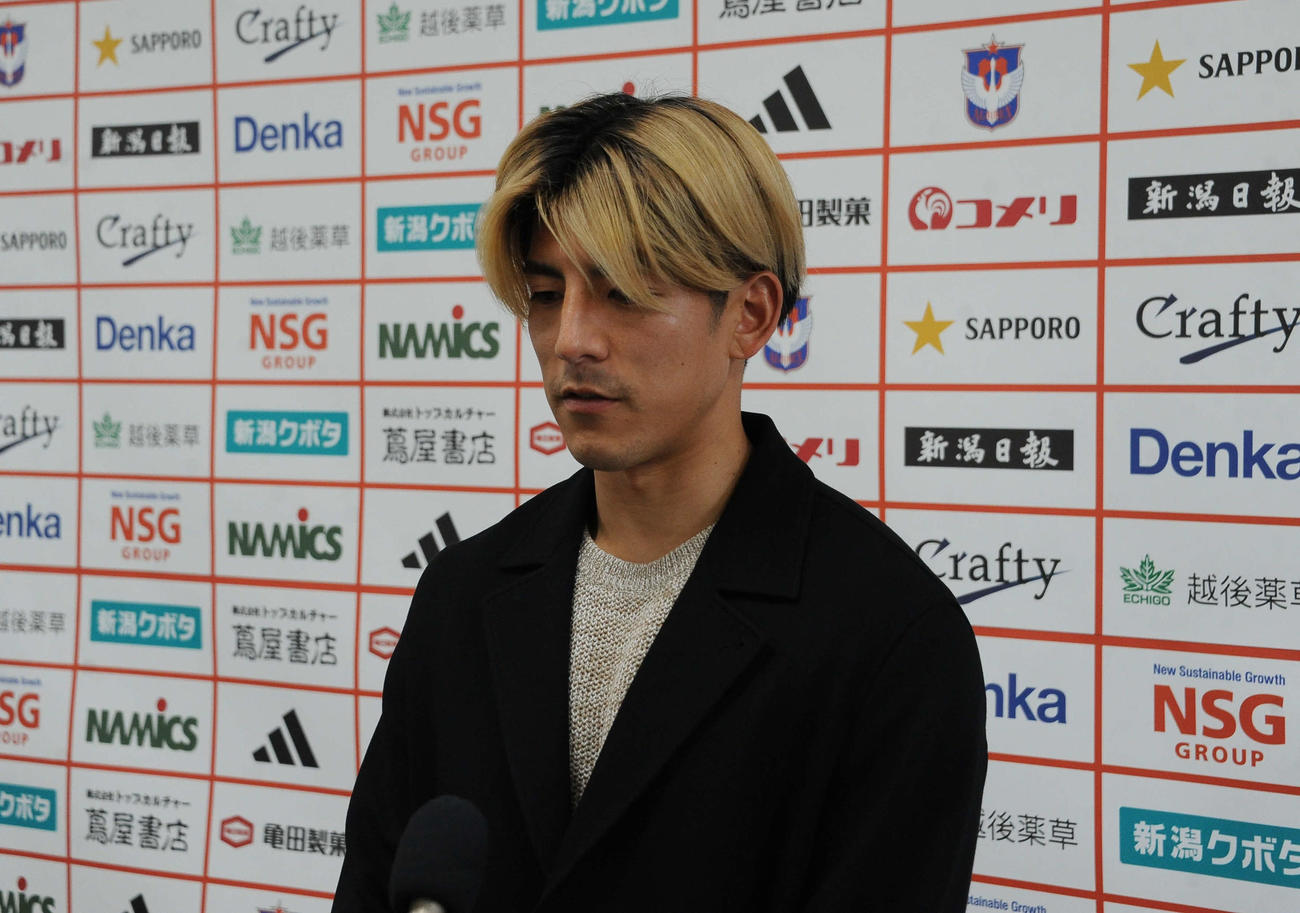 21日、報道対応する新井