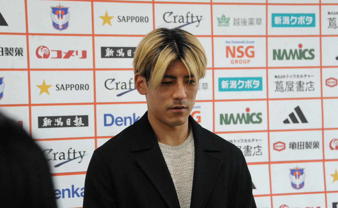 21日、報道対応する新井