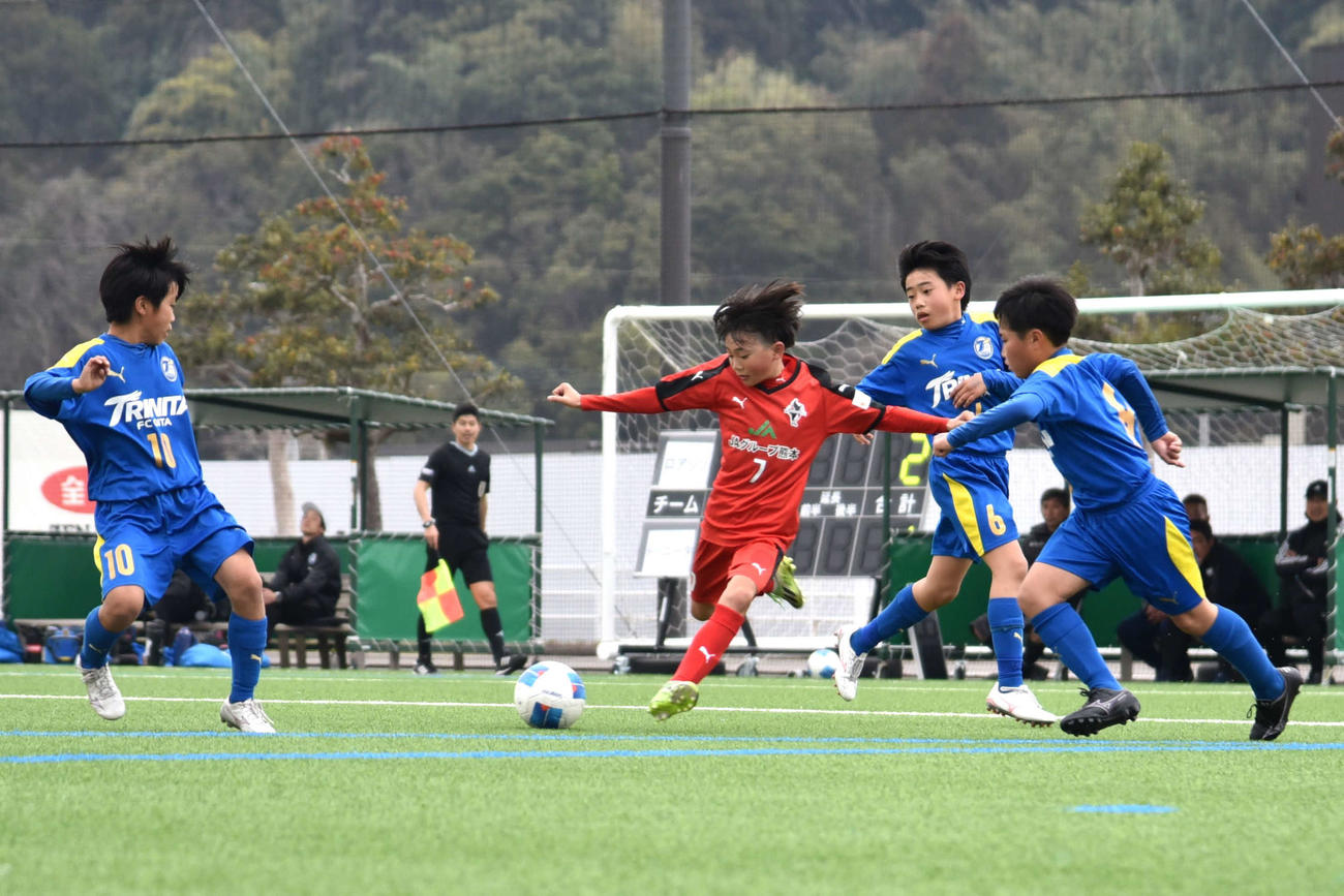 準々決勝の大分トリニータU－12戦で、攻撃の起点となってシュートを放つロアッソ熊本ジュニア・椎葉颯（写真中央）