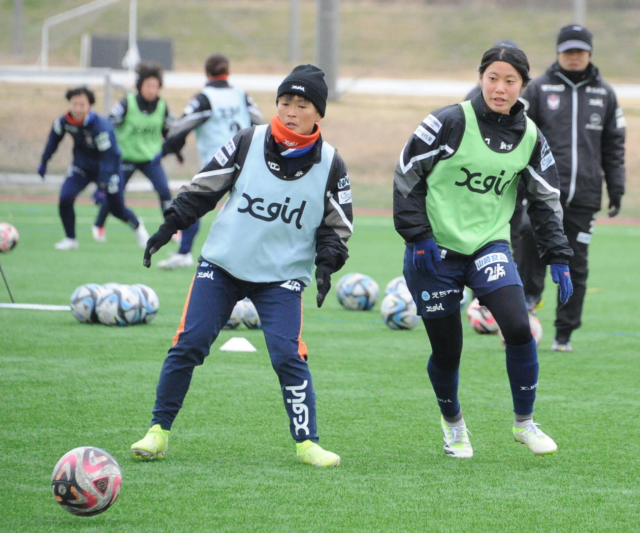C大阪ヤンマー戦の前日練習でボールを追う白沢（右）