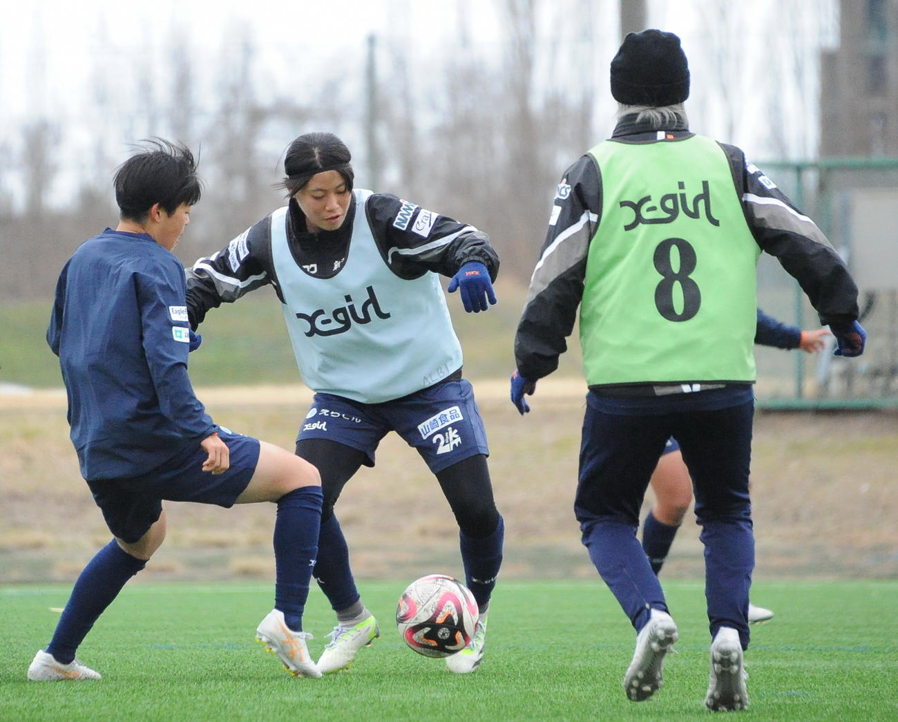 C大阪ヤンマー戦の前日練習でボールキープする白沢（左から2人目）