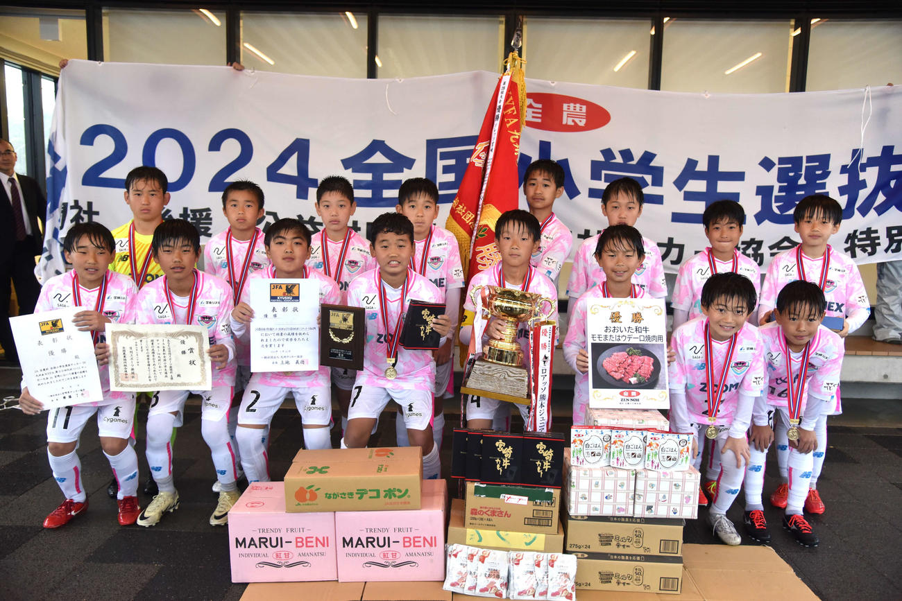 3年ぶりの優勝と全国大会出場を決めたサガン鳥栖の選手たち