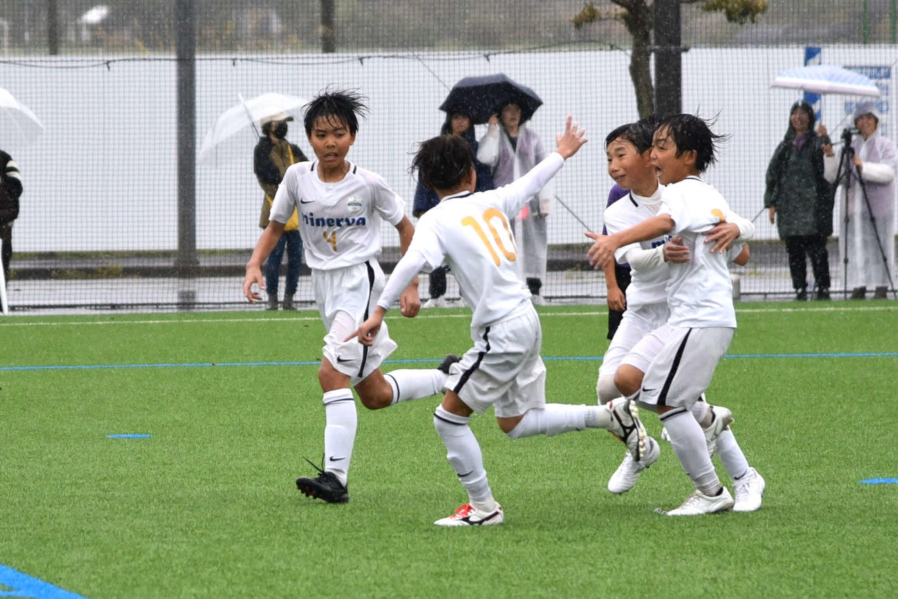 準決勝とみしろ南JFC戦で、先制点を挙げて喜びを分かち合う別府フットボールクラブ．ミネルバU－12の選手たち