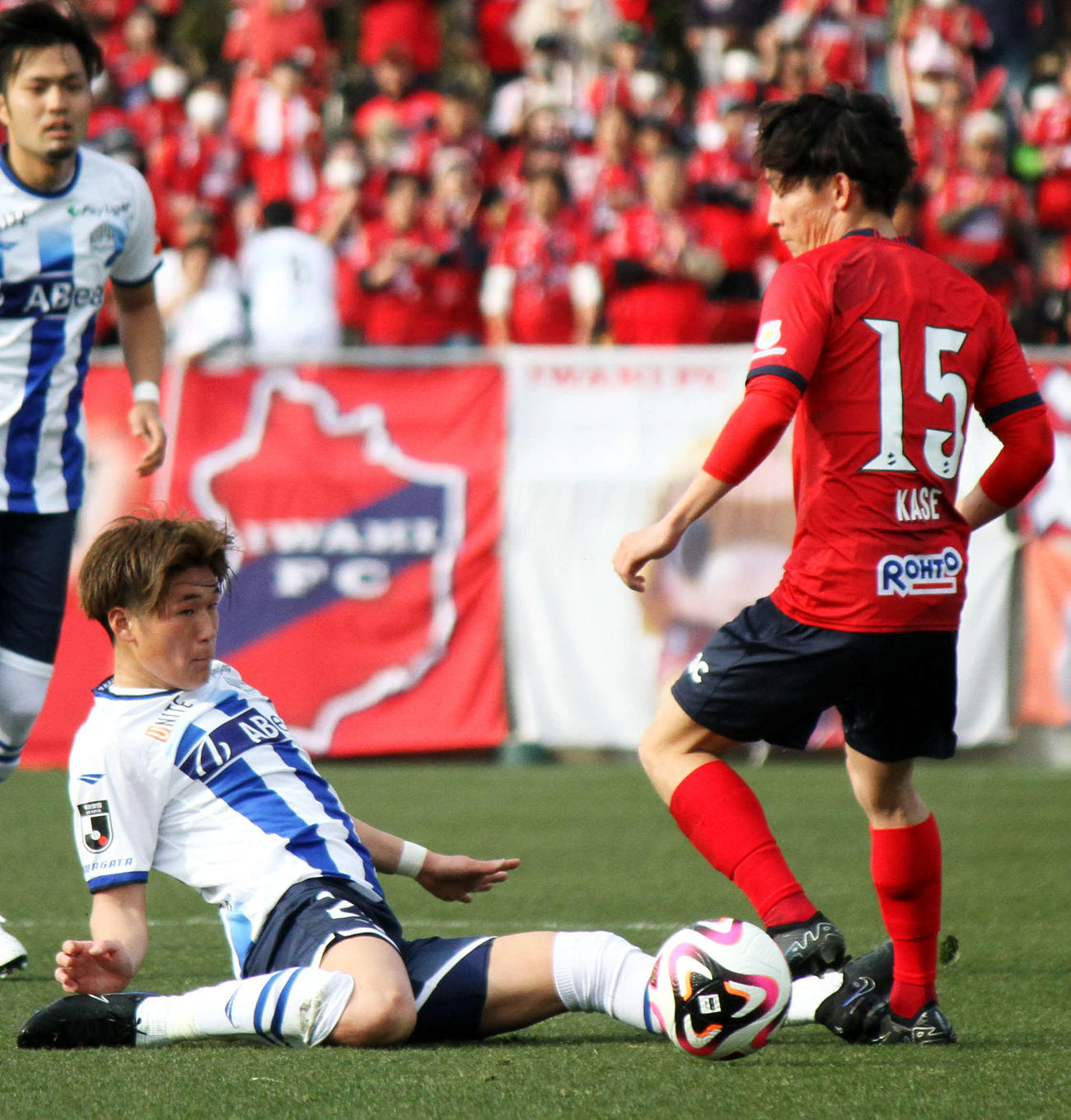 体を張ってボールを奪う、今季初先発の山形MF松本（左）