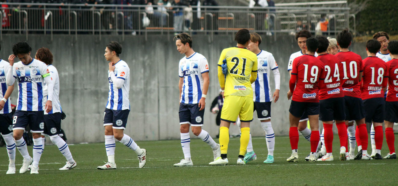 試合後、握手を交わす両チームのイレブン