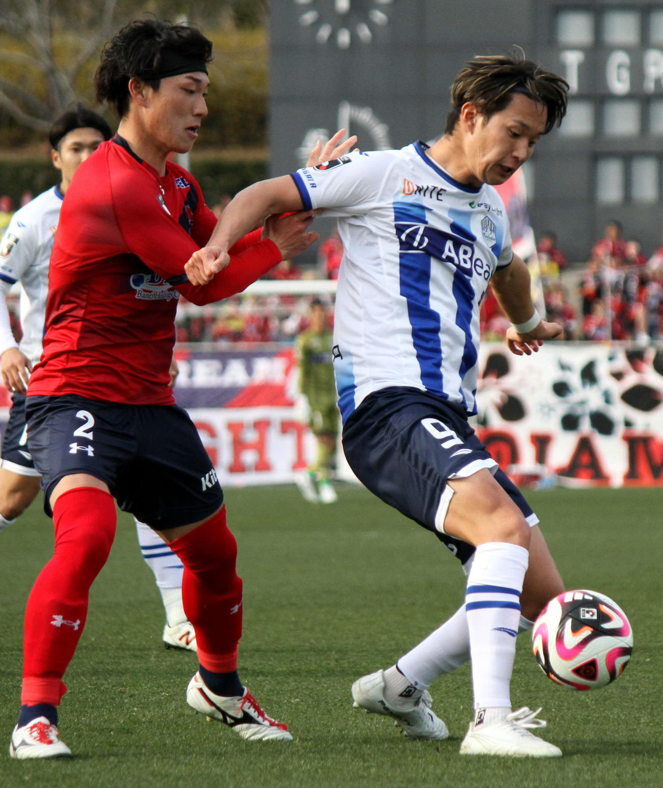 いわきDF石田（左）と競り合う山形FW有田