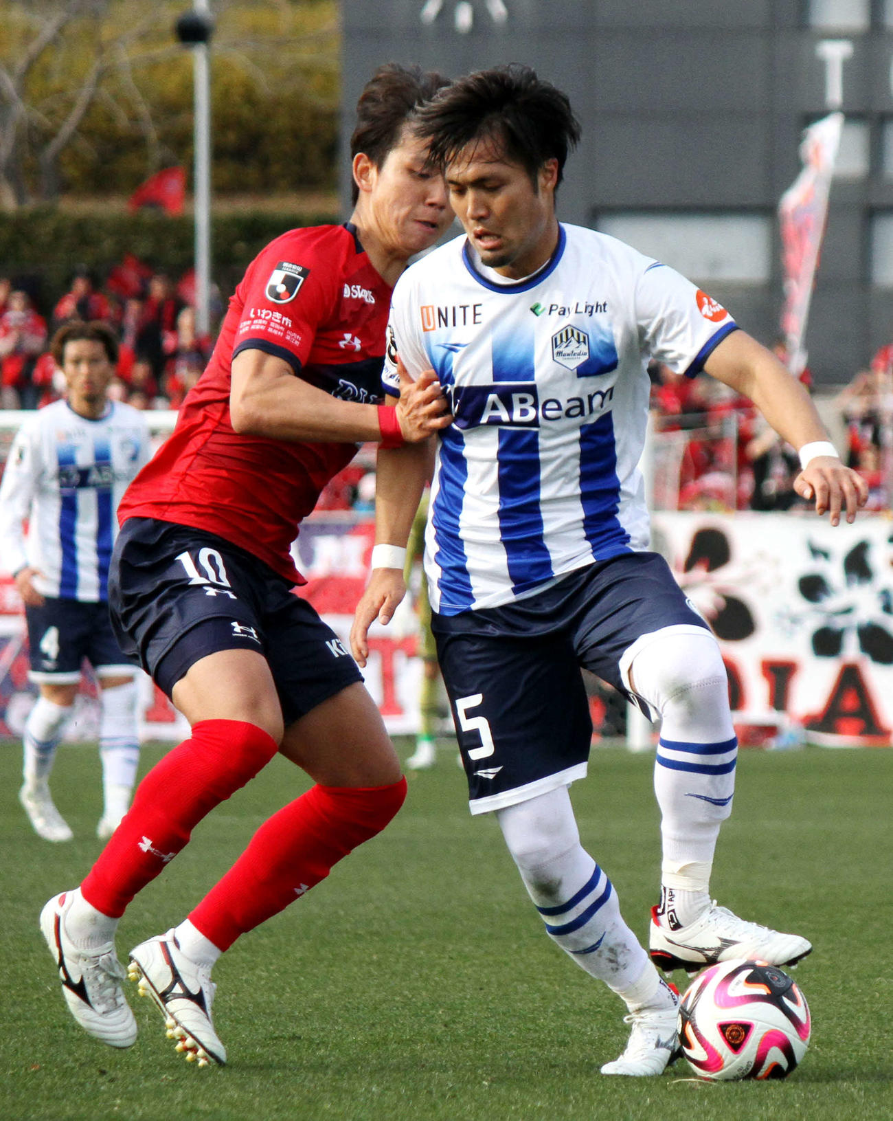 今季初先発で完封に貢献した山形DF安部（右）