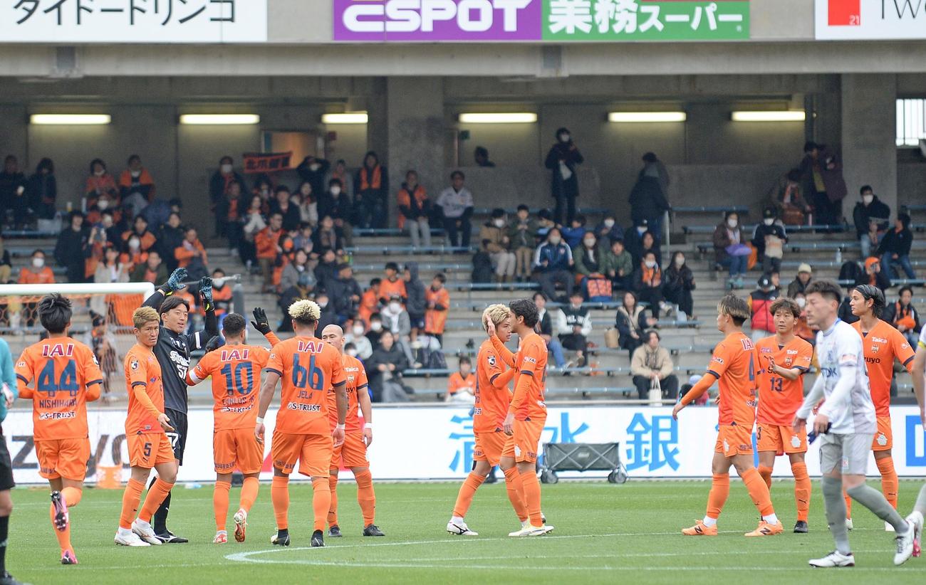 3連勝を飾り、喜びを分かち合う清水の選手たち