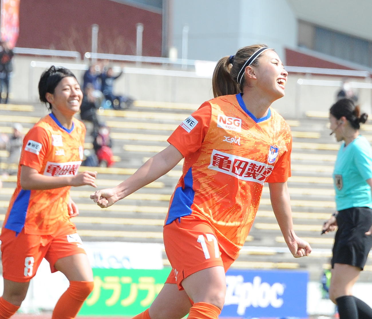 前半34分に決勝点を決め、笑顔を見せる滝川（中央）