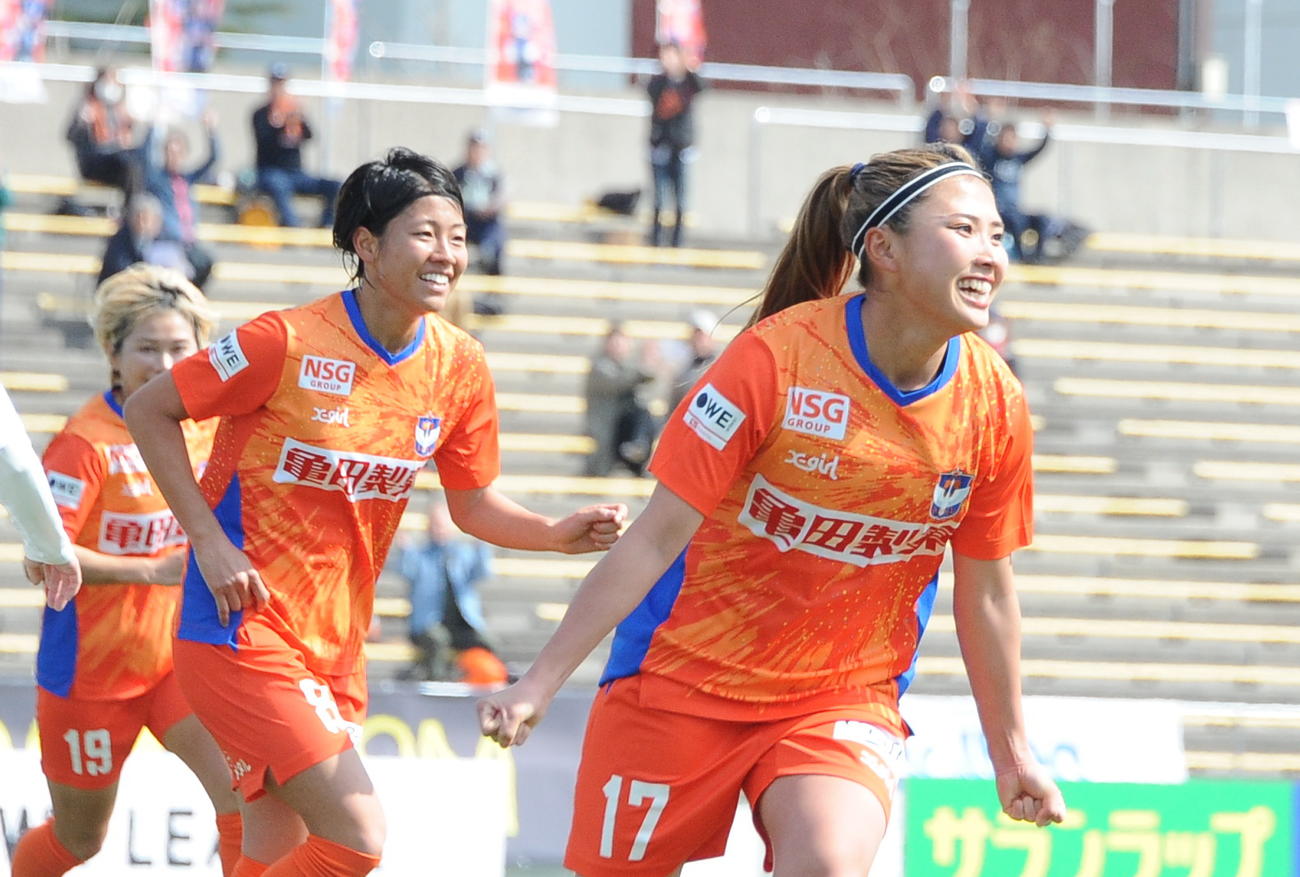 前半34分に決勝点を決め、笑顔を見せる滝川（右）