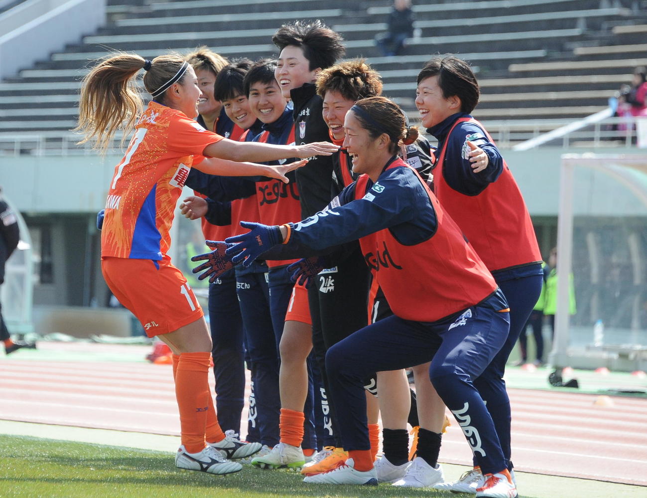 前半34分に先制となる決勝点を決め、ベンチメンバーに飛びついて喜ぶ滝川（左）