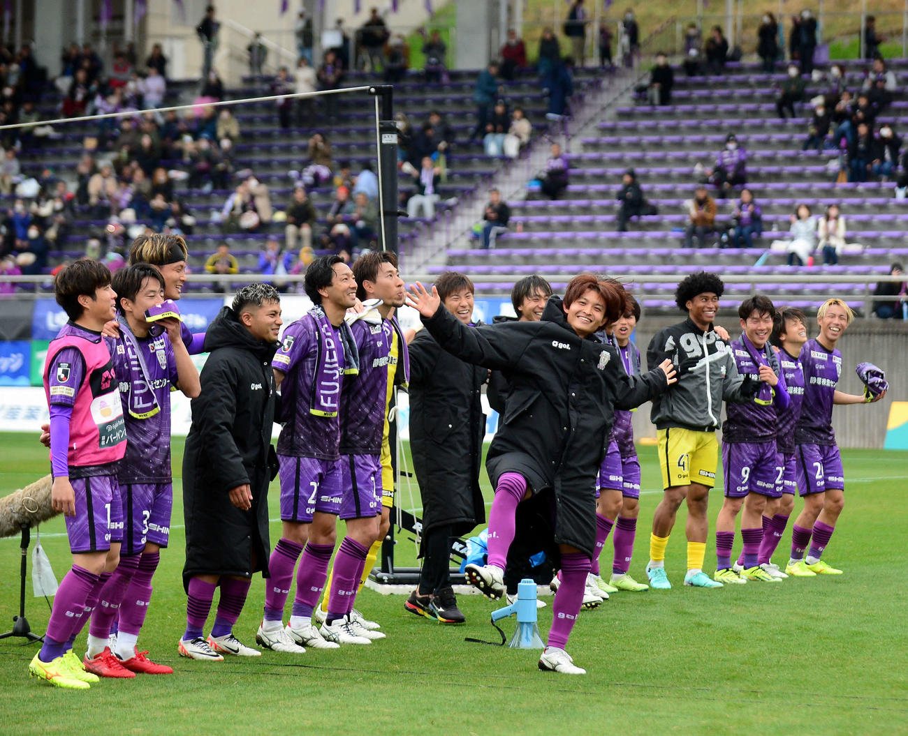 サポーターと今季ホーム初勝利を分かち合う藤枝の選手たち