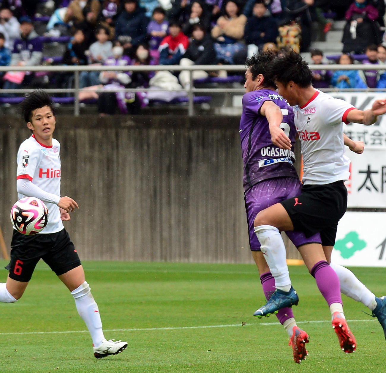 後半、決勝点をアシストする藤枝小笠原（中央）
