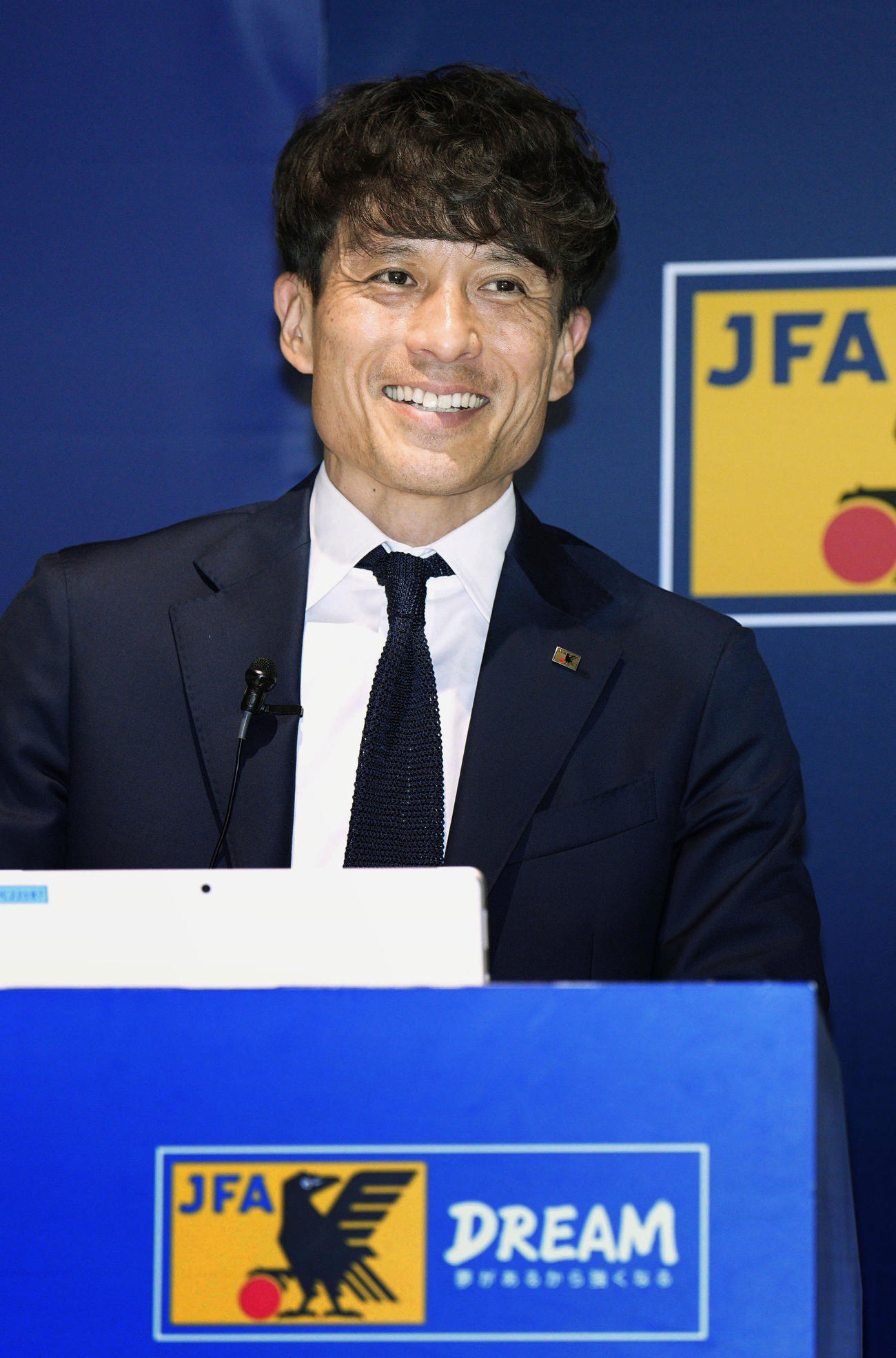 日本サッカー協会の第15代会長に正式就任し、記者会見する宮本恒靖新会長（共同）
