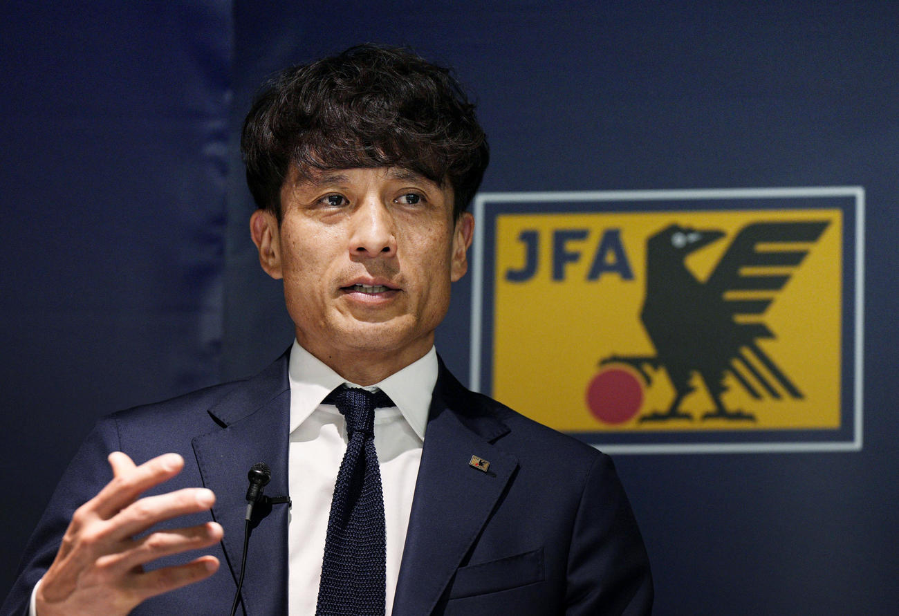 日本サッカー協会の第15代会長に正式就任し、記者会見する宮本新会長（共同）