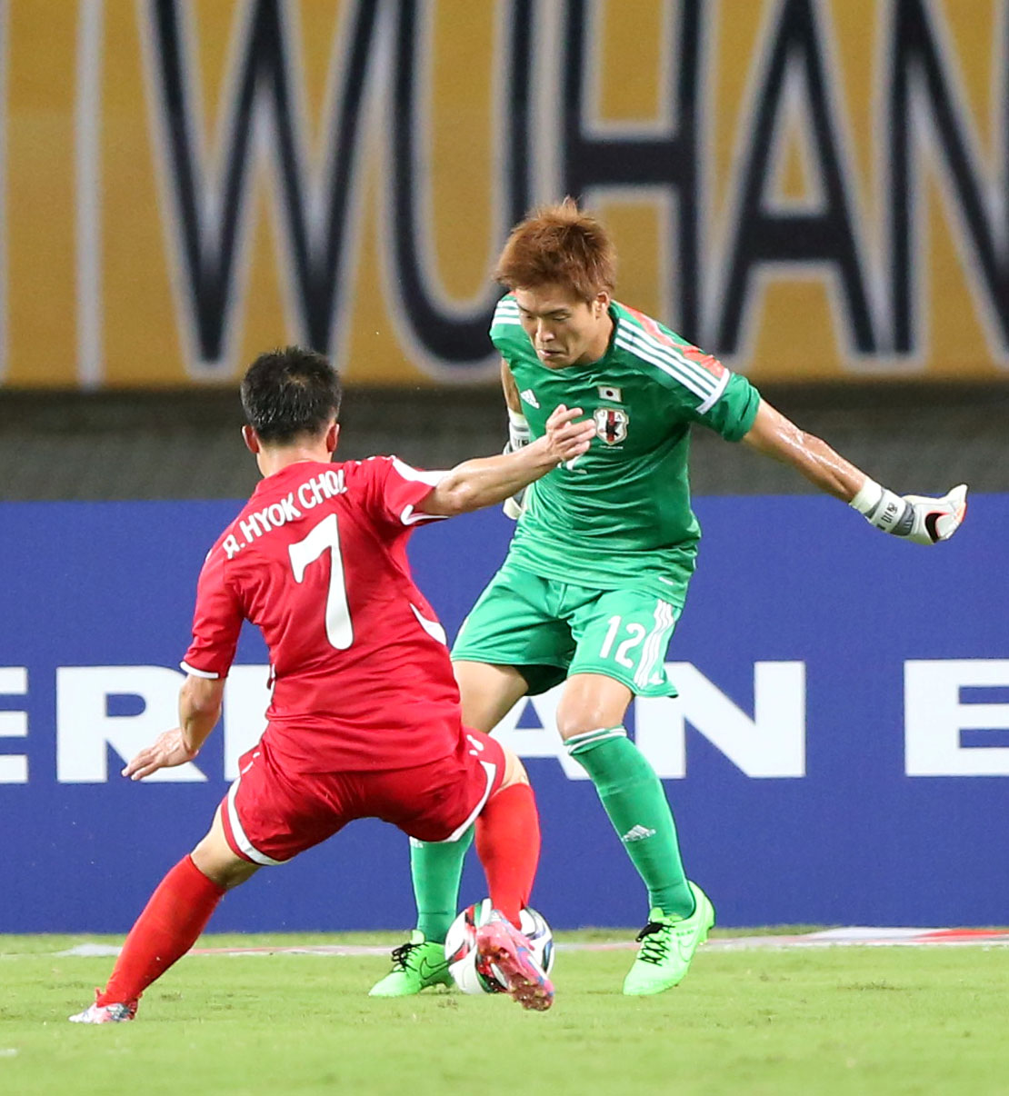 日本対北朝鮮　後半、キープしたボールを奪われそうになるGK西川（右）（2015年8月2日撮影）