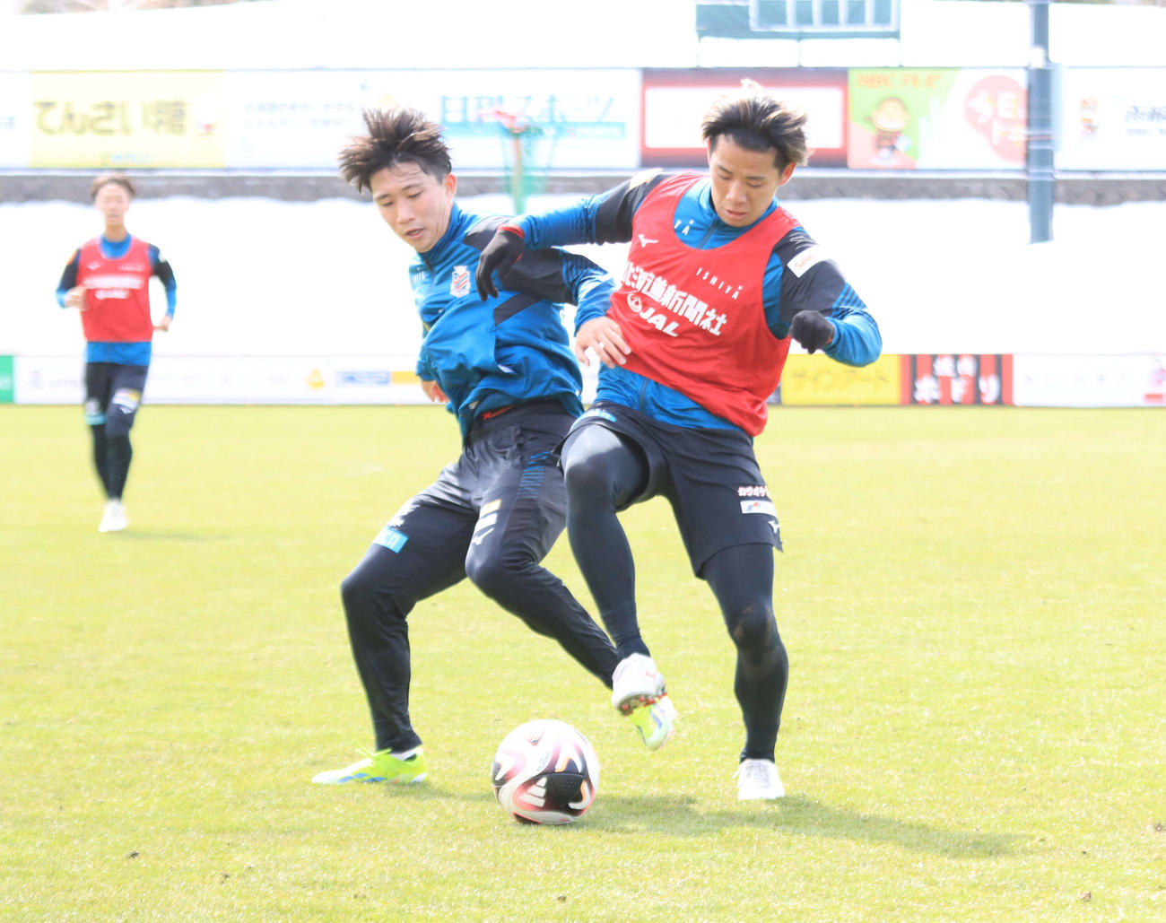 ミニゲームで競り合う札幌近藤（右）と原（撮影・保坂果那）