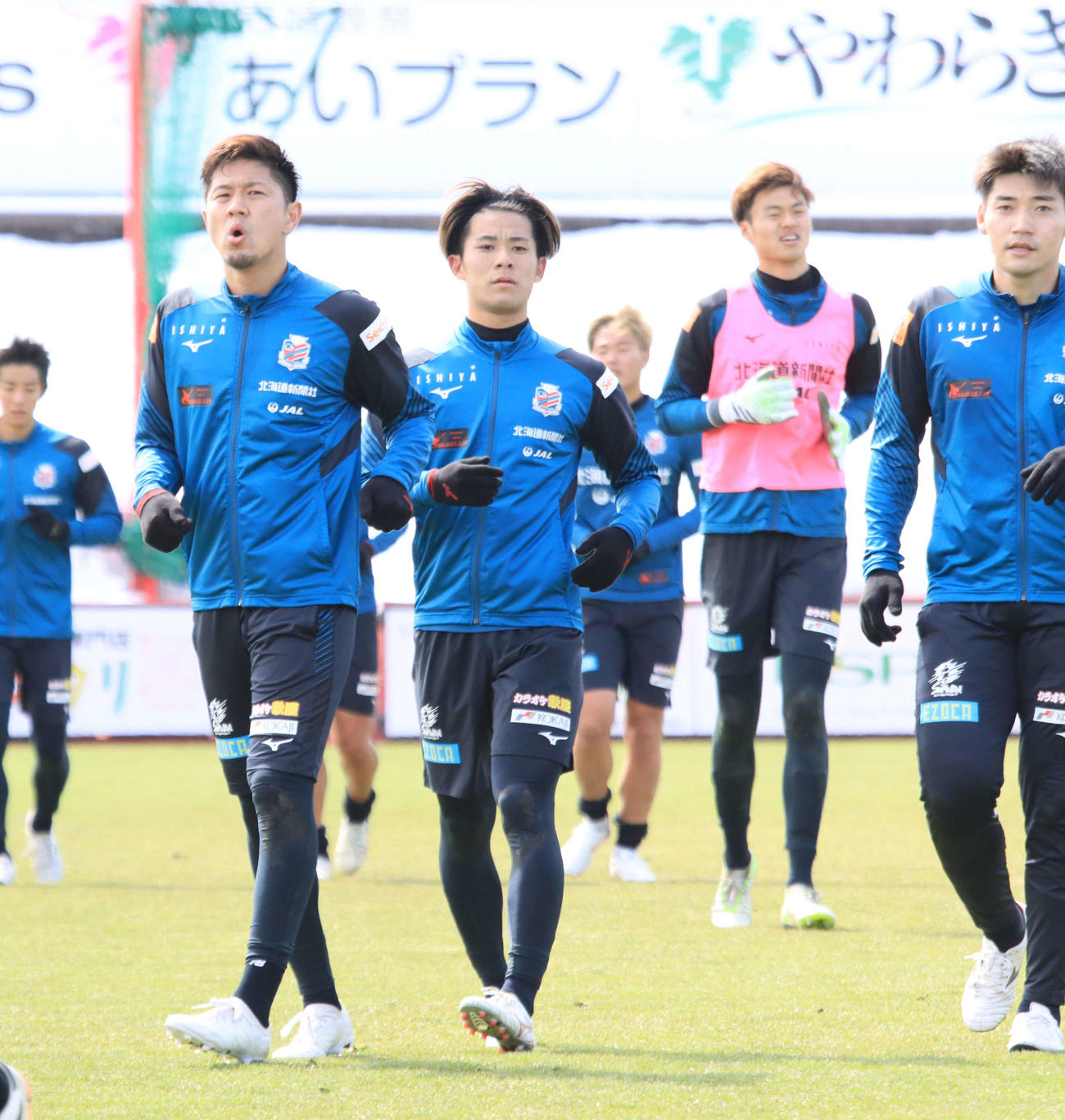 全体練習に完全合流した札幌宮沢（左端）と近藤（左から2人目）（撮影・保坂果那）