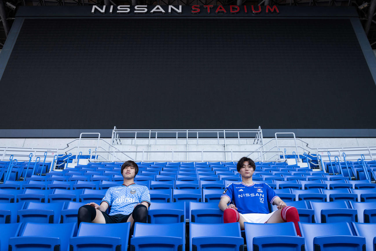 川崎F・DF大南（左）と横浜DF松原（C）1992 Y.MARINOS／（C）KAWASAKI FRONTALE