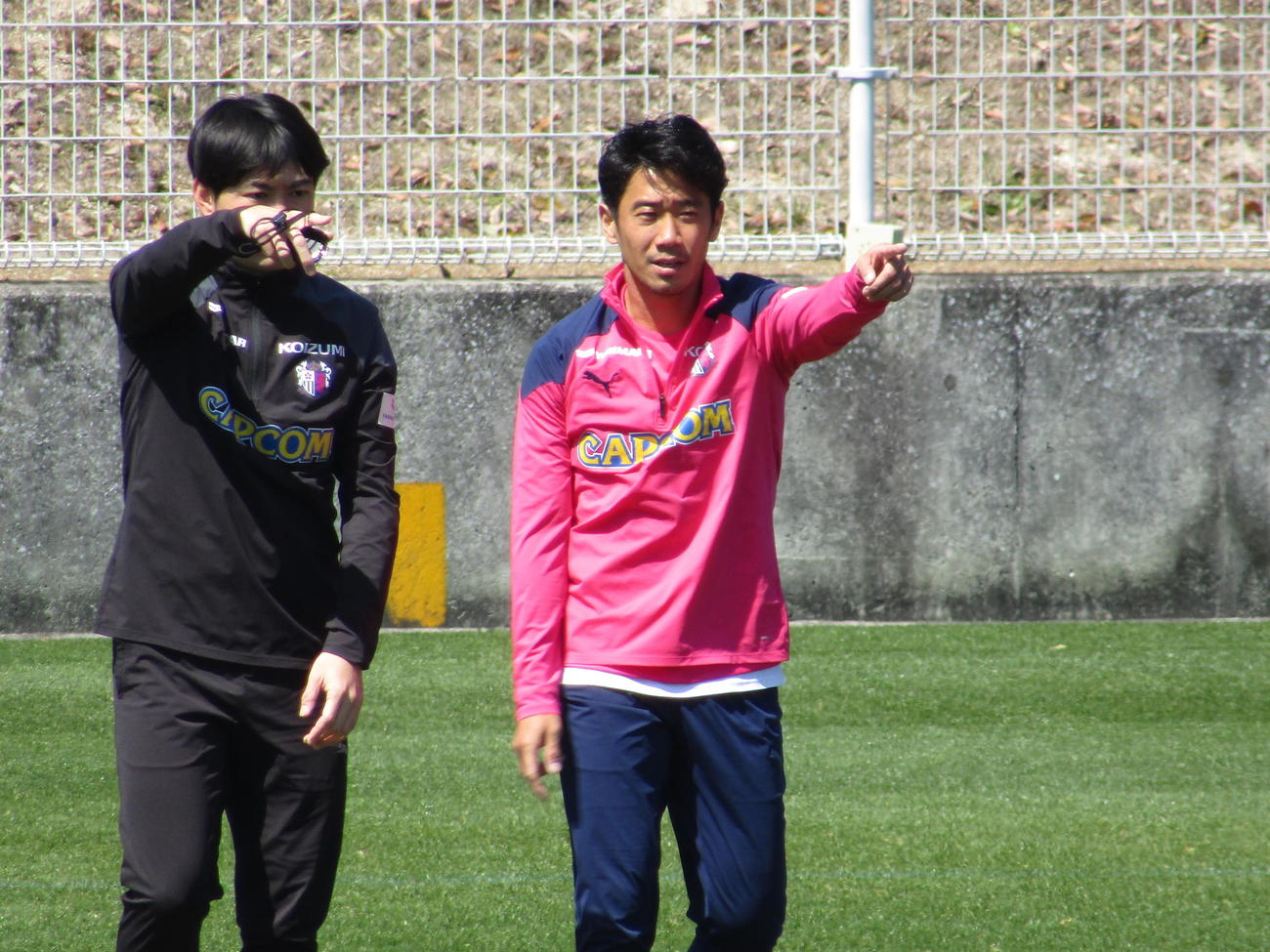 ピッチに姿を現してランニングを始めるC大阪香川（右）